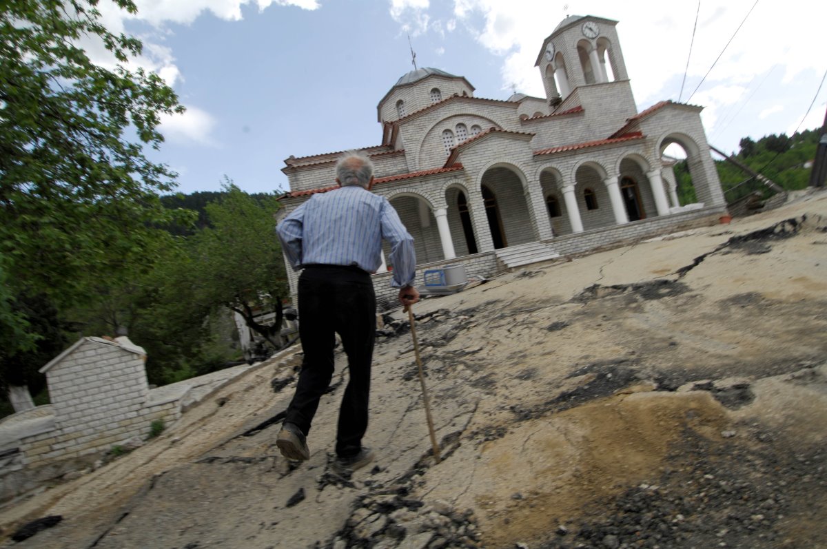 Ροπωτό Τρικάλων εκκλησία με κλίση και κάτοικος