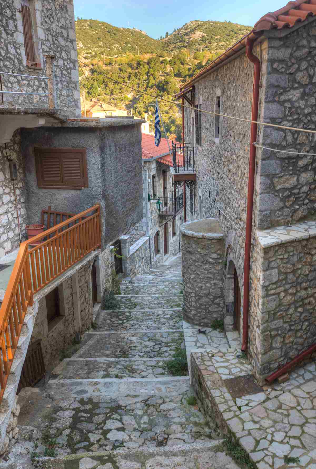 Πετρόκτιστο σοκάκι στη Στεμνίτσα