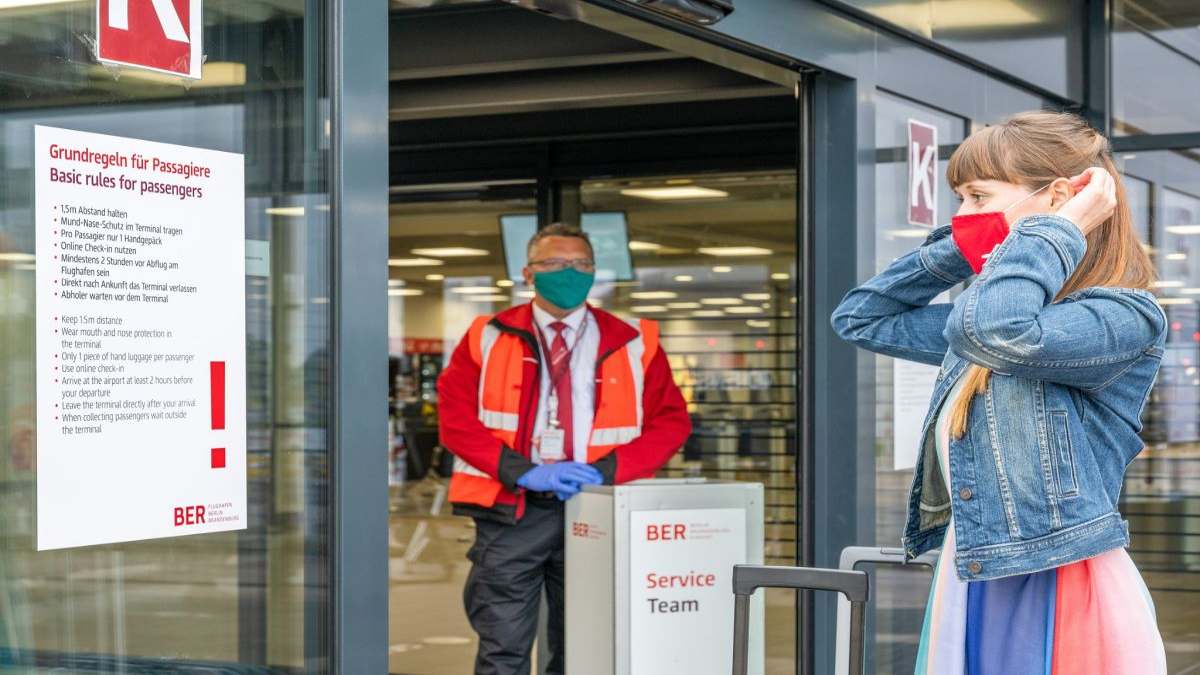 ταξίδι με αεροπλάνο τηρώντας τα μέτρα ασφαλείας 