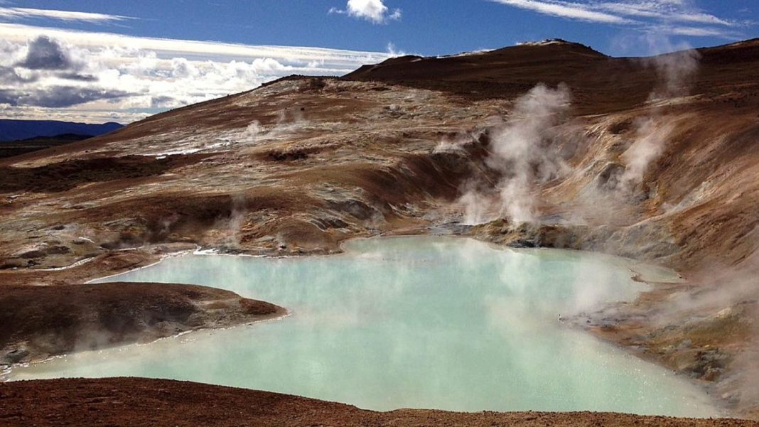 volcanic-lake Ηφαιστειακή λίμνη