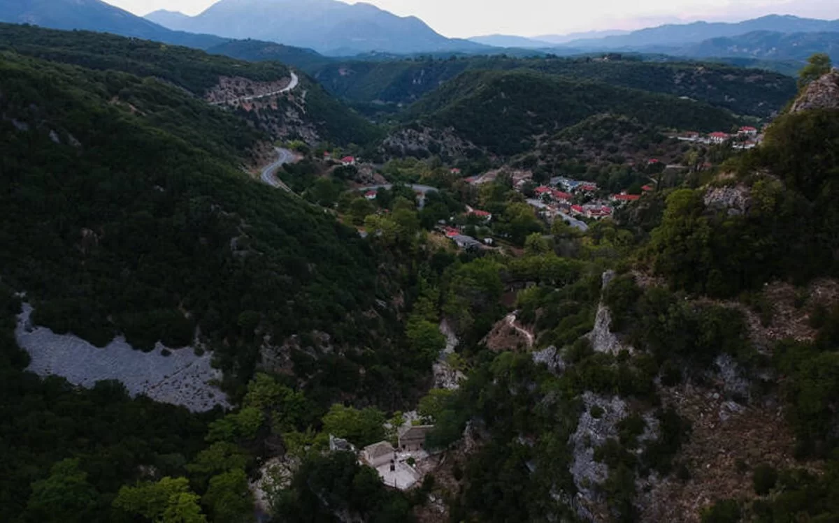 Βροσίνα Ιωαννίνων αλπικό σκηνικό πανοραμική μέσα στο πράσινο