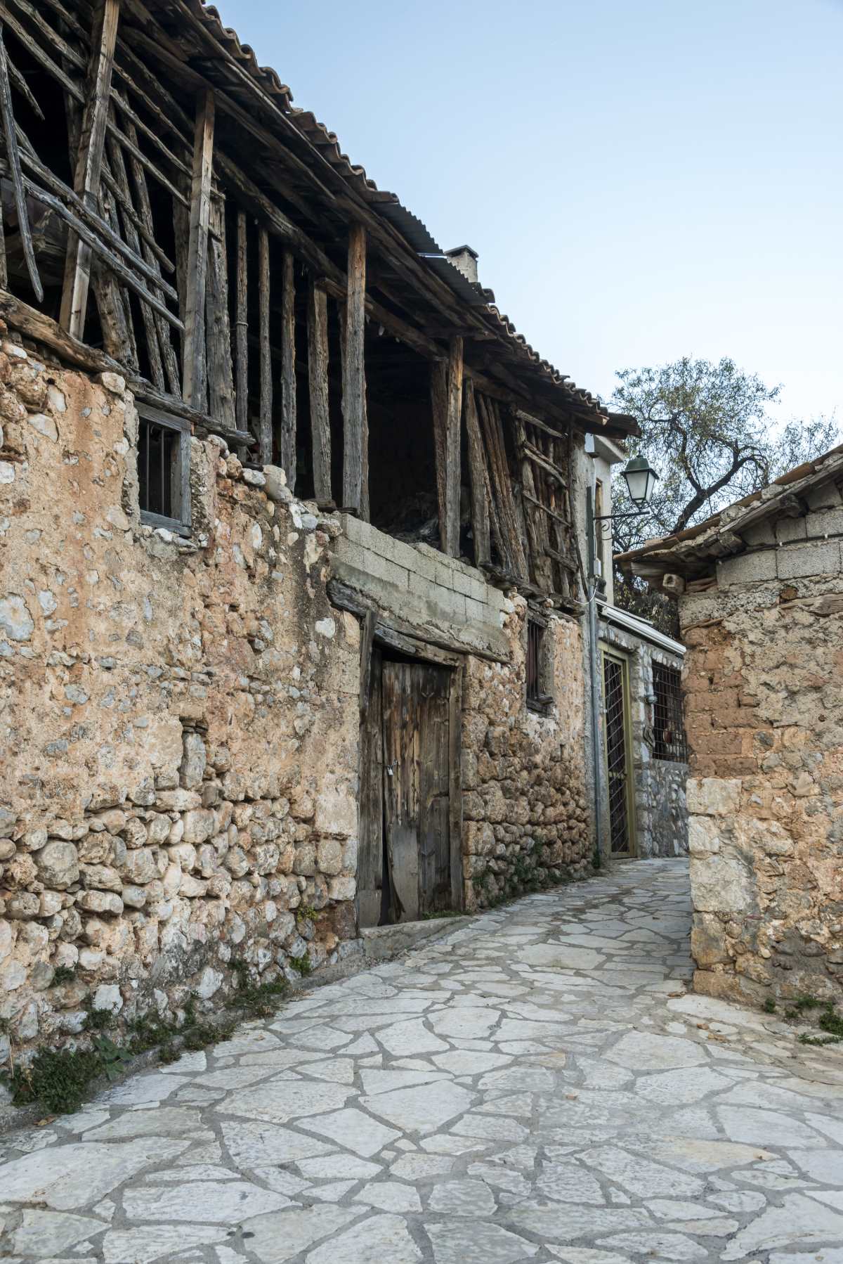 Χάρμαινα, Άμφισσα, παλιά πέτρινα κτήρια