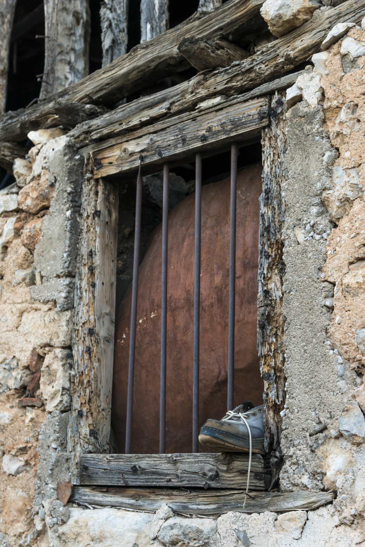 Χάρμαινα, Άμφισσα, παραθυρο παλιό με κάγκελα