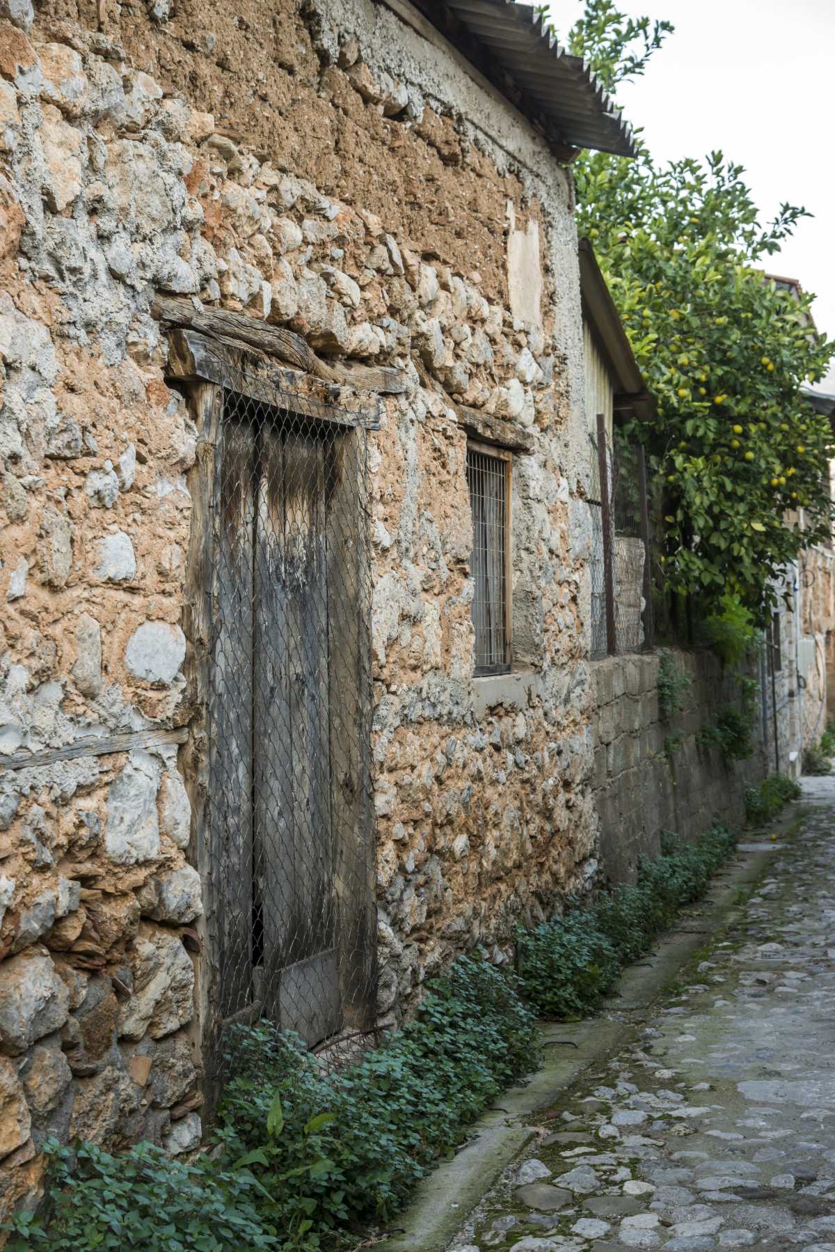 Λιθόστρωτο σοκάκι, Χάρμαινα, Άμφισσα