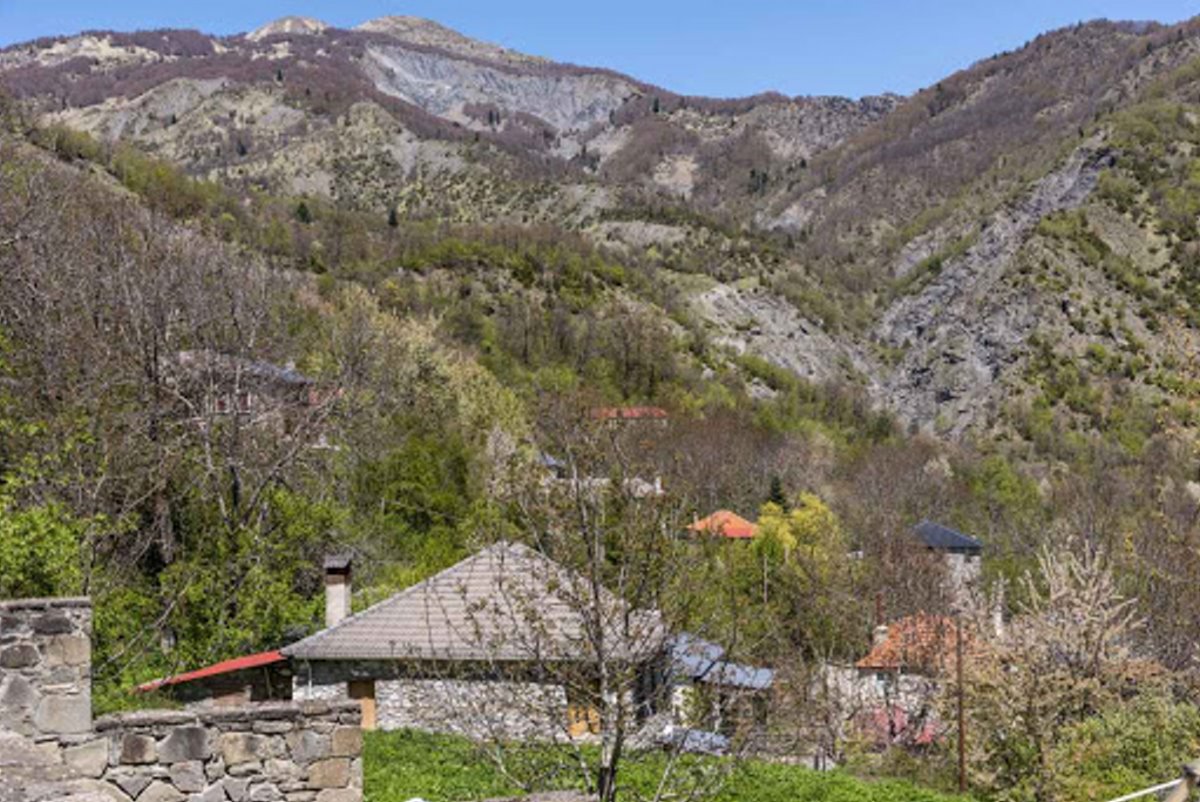 Χιονιάδες το χωριό των ζωγράφων με πέτρινα σπίτια