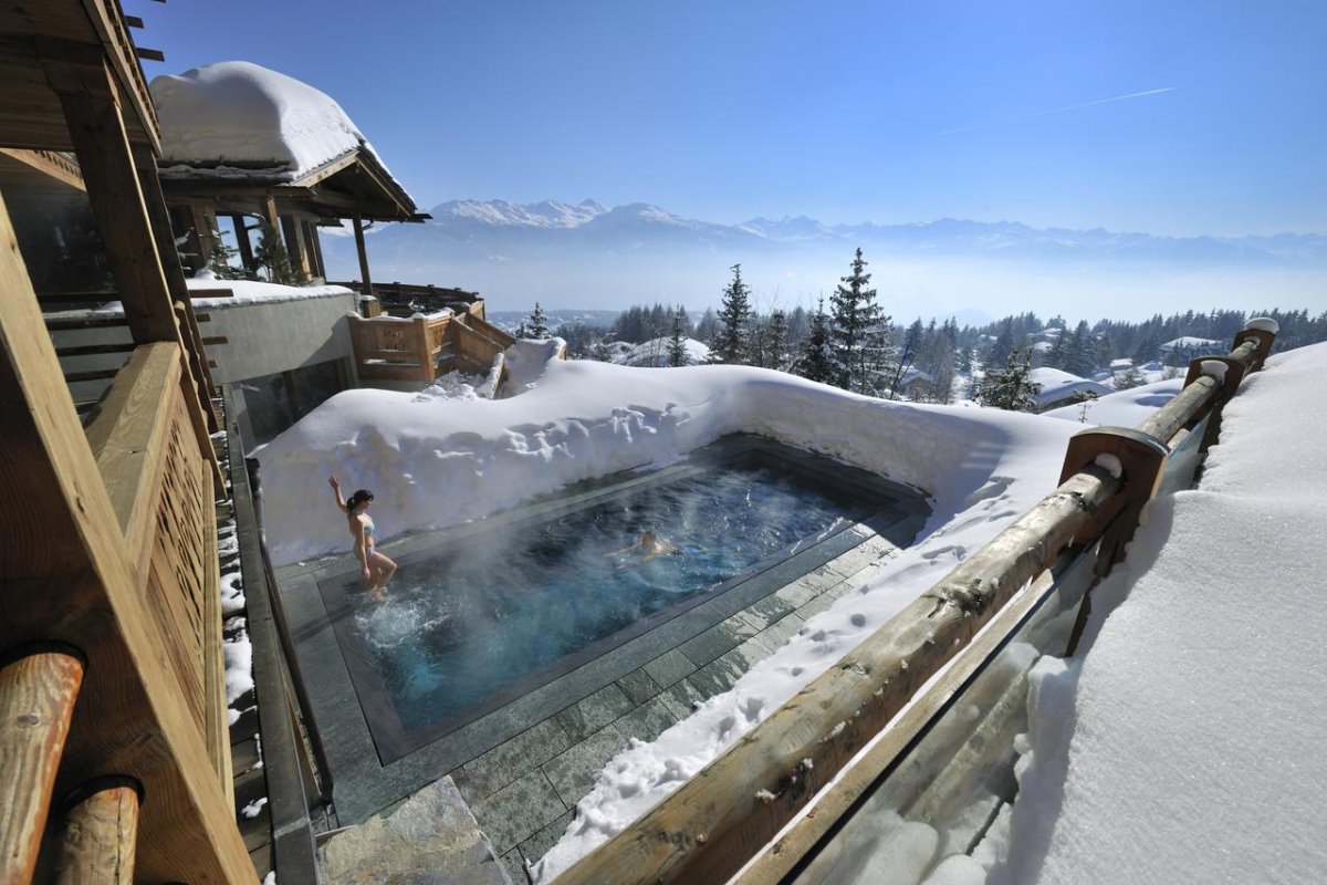 μπάνιο στην πισίνα του Le Crans Hotel δίπλα στο χιόνι