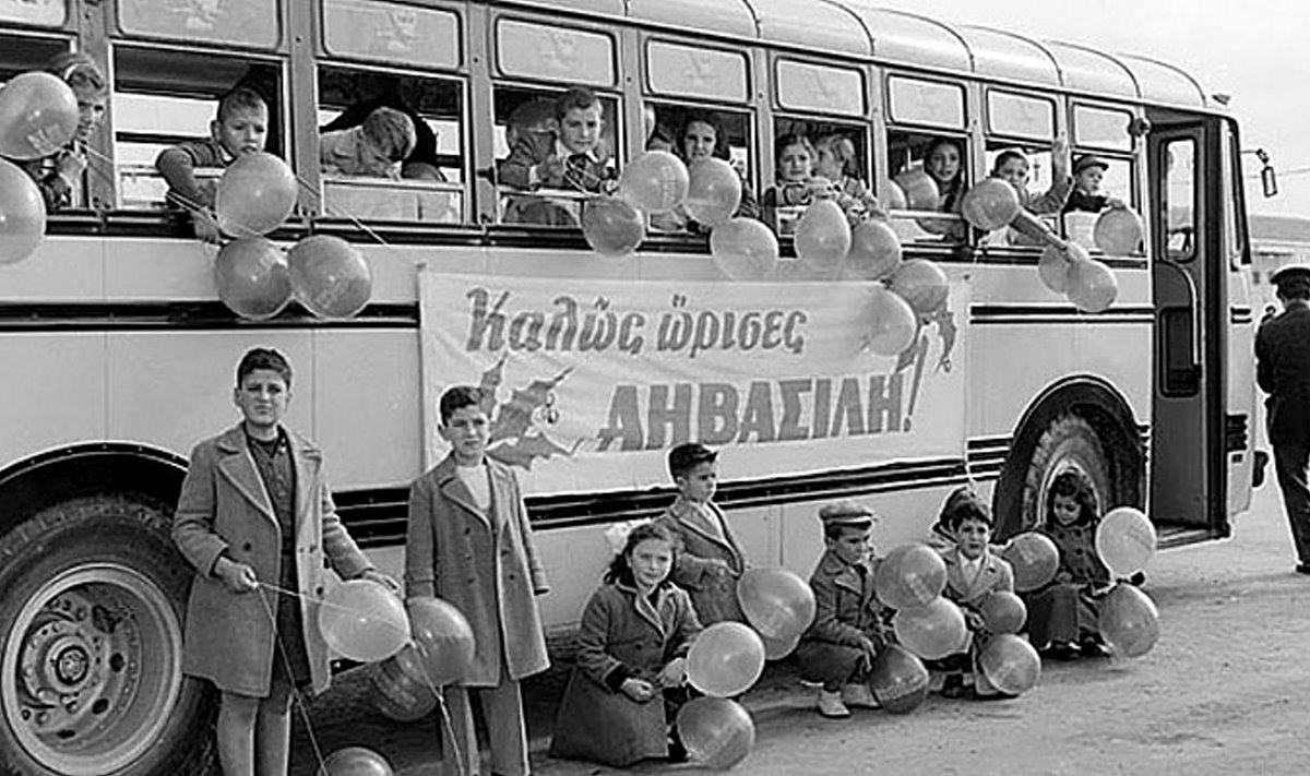 Χριστούγεννα παλιά Αθήνα κέντρο πόλης παιδιά σε λεωφορείο