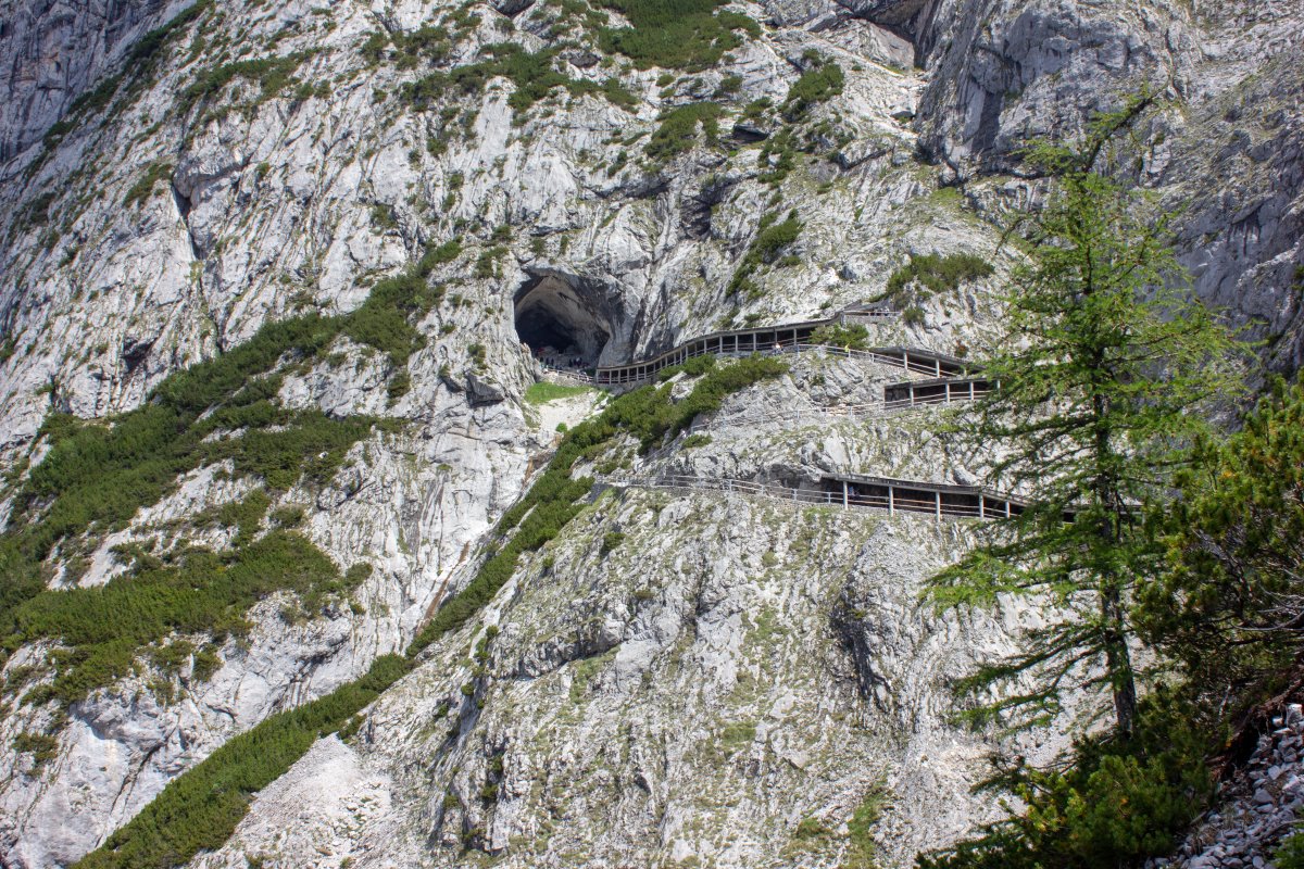 Η διαδρομή πάνω στο βουνό που οδηγεί στο Σπήλαιο Eisriesenwelt, Αυστρία