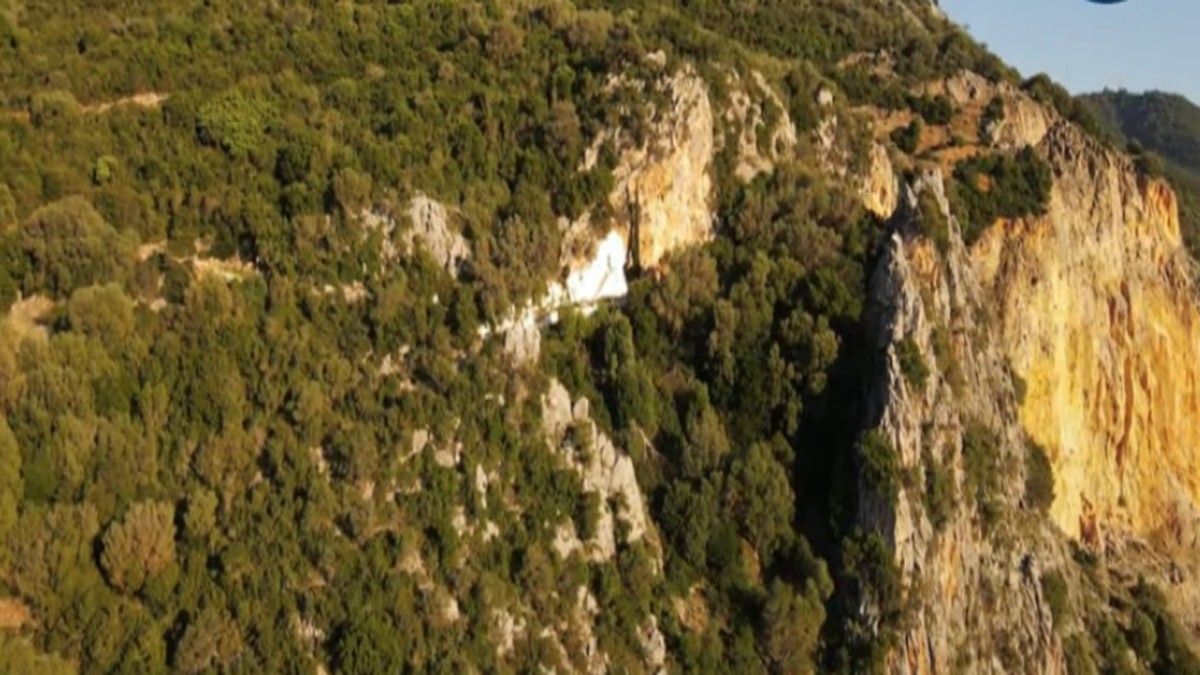 άγιος νικόλαος ξωκλήσι Βόνιτσα μέσα στα βράχια