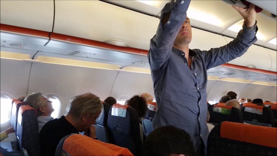 easyjet επιβάτης στην καμπίνα