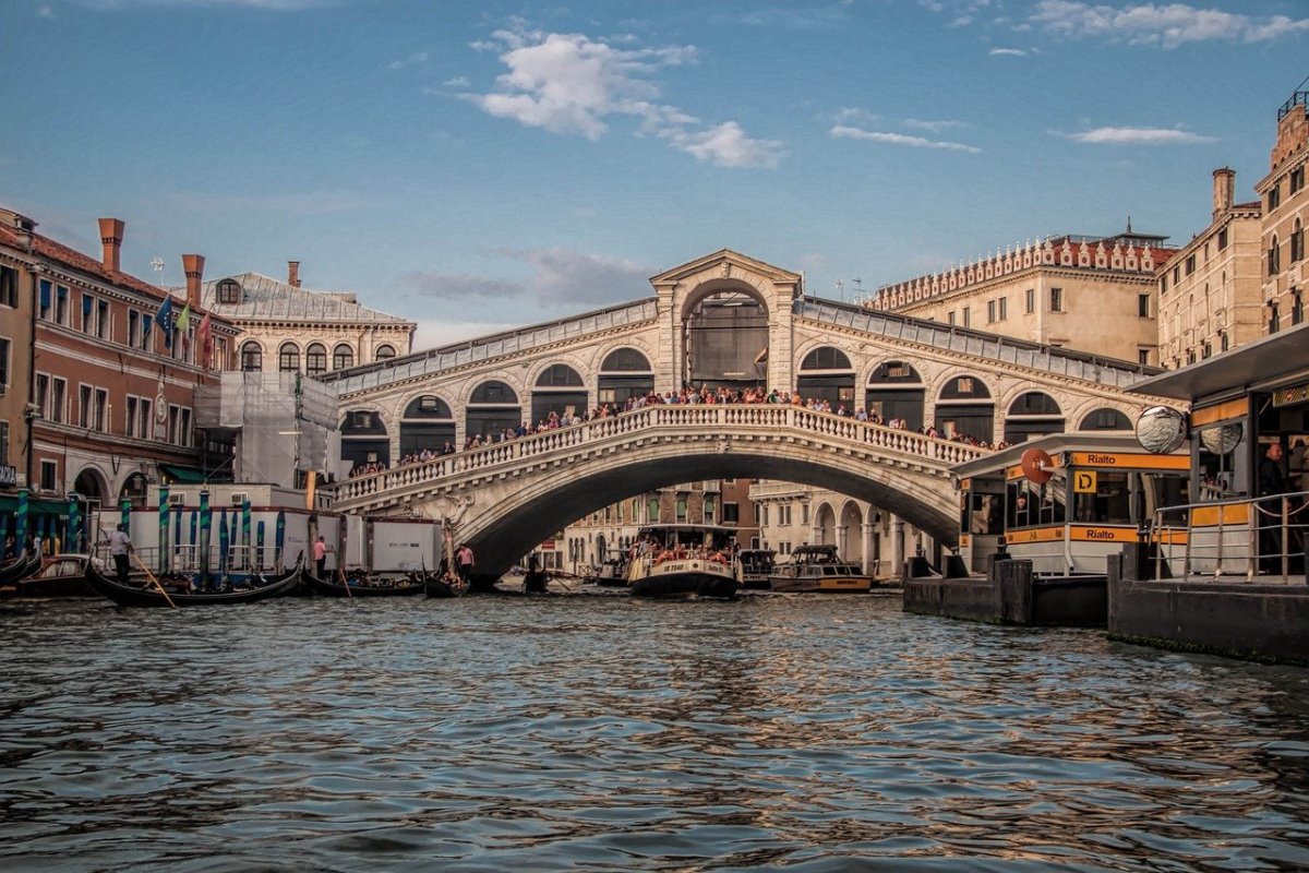 ιστορική γέφυρα Ponte di Rialto Βενετία με σπίτια και καταστήματα