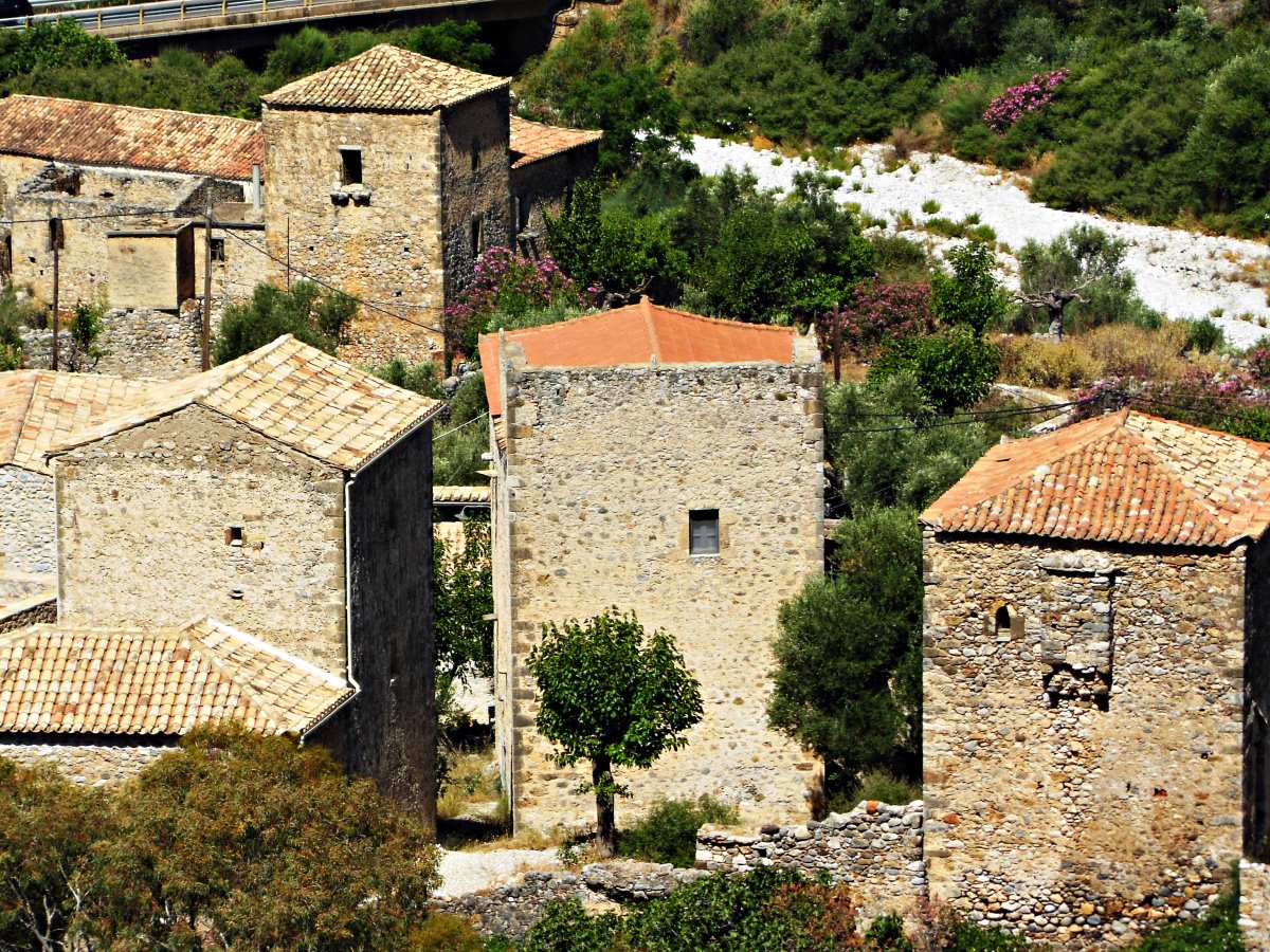 Πέτρινα σπίτια στην Καρδαμύλη