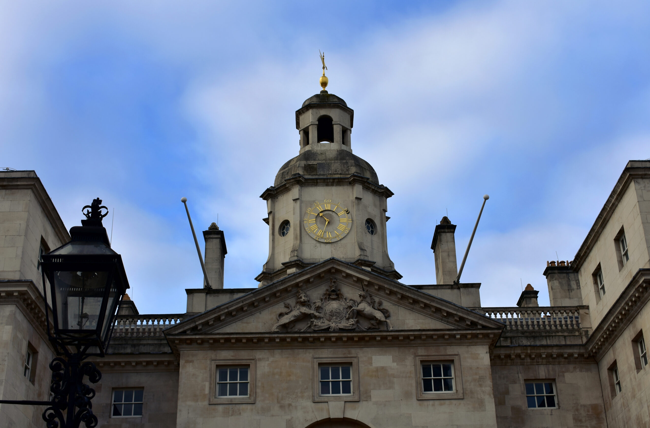 Το ρολόι που υπάρχει στην είσοδο του Horse Guards Parade