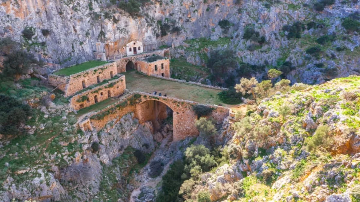 μονή κρήτη απόκοσμο τοπίο σε φαράγγι