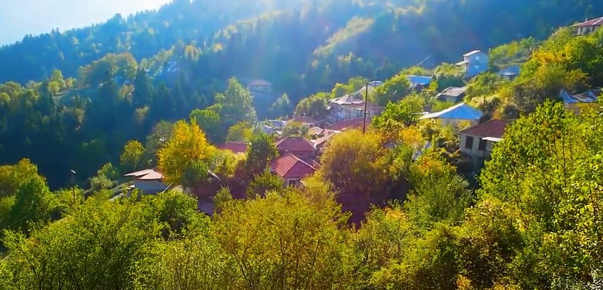 Συγγρέλος Ευρυτανία παραδοσιακός οικισμός μέσα στο πράσινο