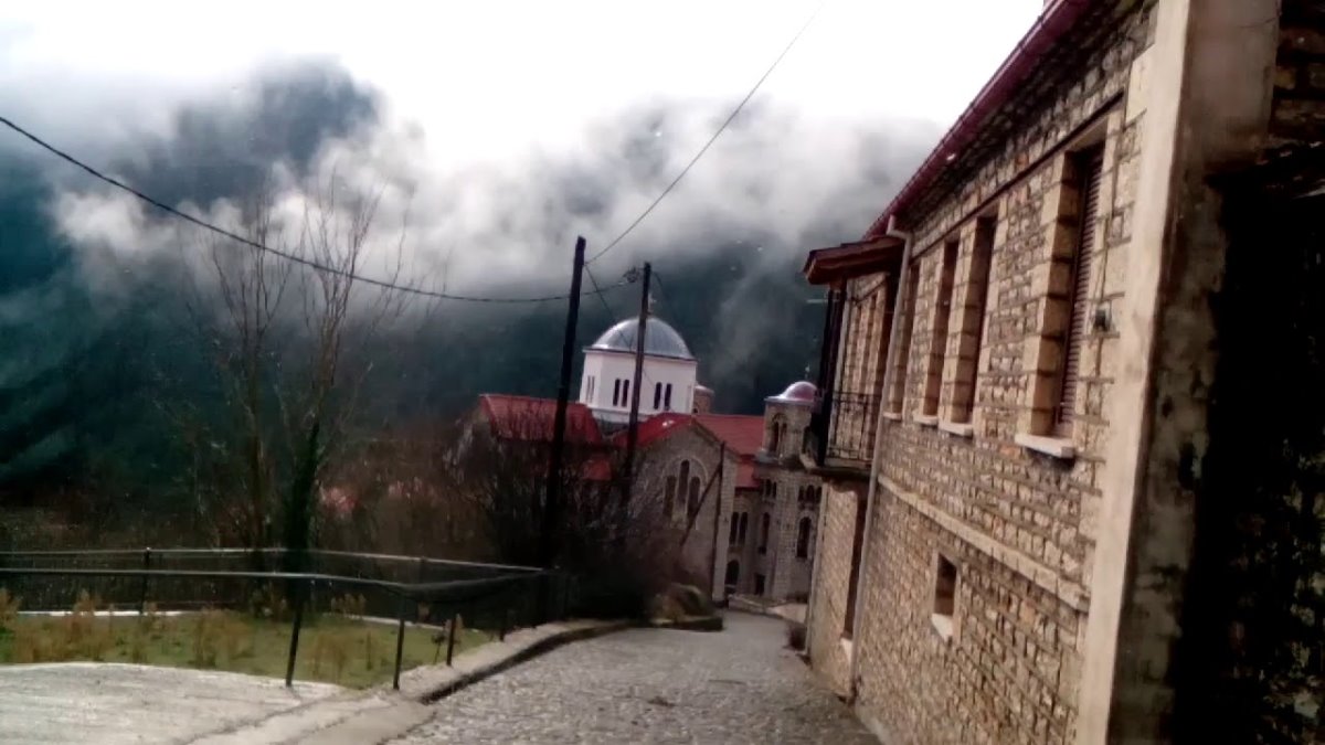καρπενήσι κουκλίστικο χωριό βούτυρο στην ομίχλη