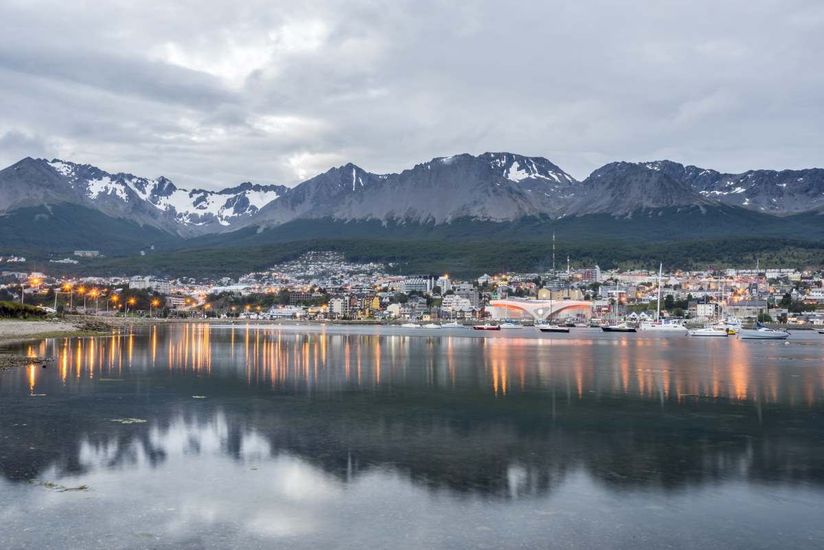 Πανοραμική εικόνα της Ushuaia κατά το ηλιοβασίλεμα