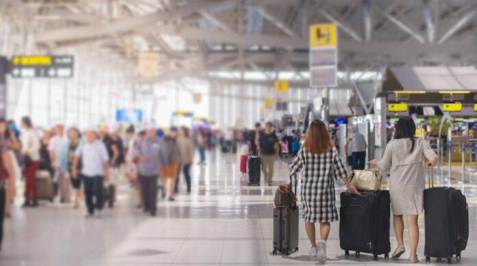 Χωρίς μάσκες από σήμερα σε αεροδρόμια και αεροπλάνα – Οι συστάσεις για τους ευάλωτους