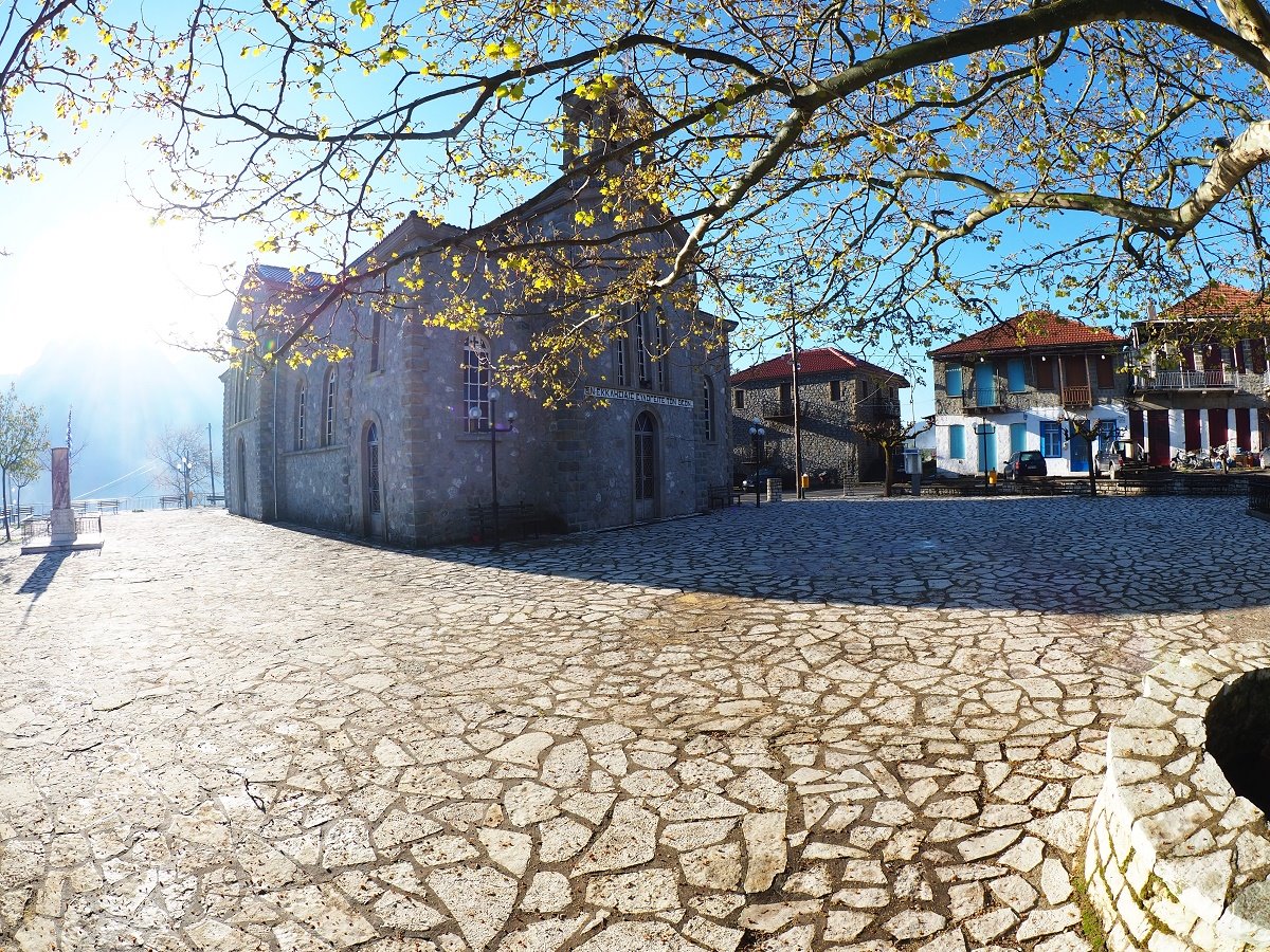 Αρτοτίνα Φωκίδας εκκλησία στην πλατεία