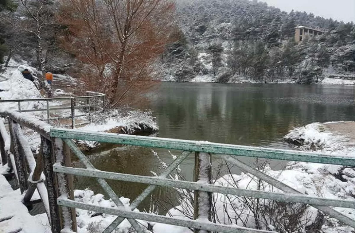 Λίμνη Μπελέτσι σκεπασμένη με λευκό πέπλο χιονιού