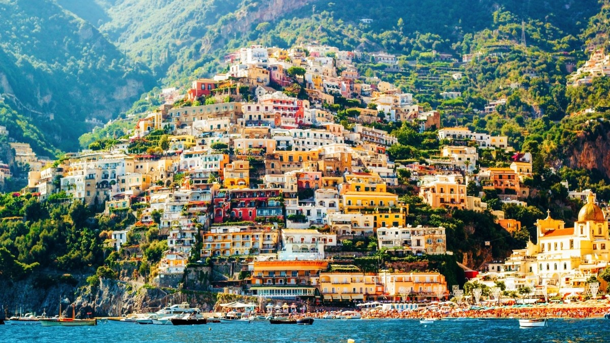 positano πολύχρωμη πόλη