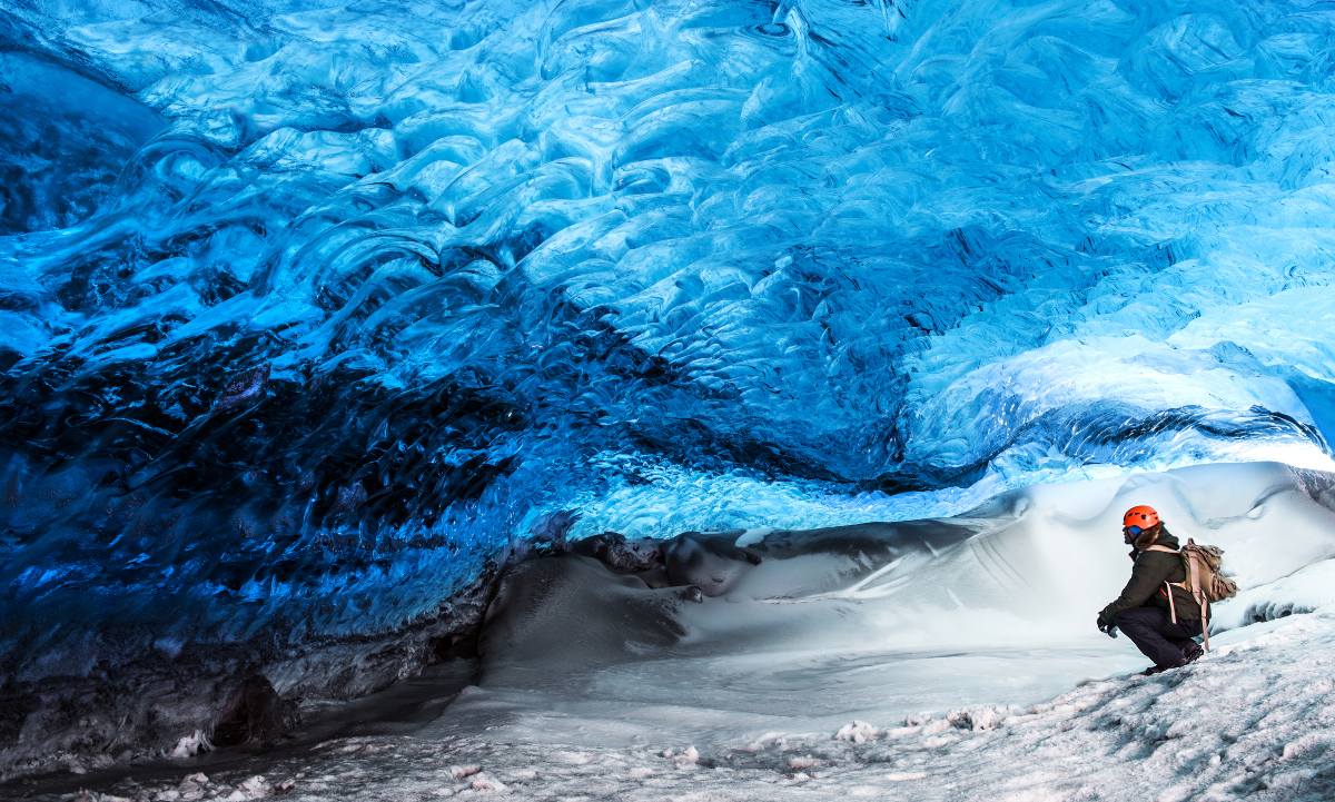 Ταξιδιώτης μέσα στη σπηλιά πάγου, Vatnajökull, Ισλανδία