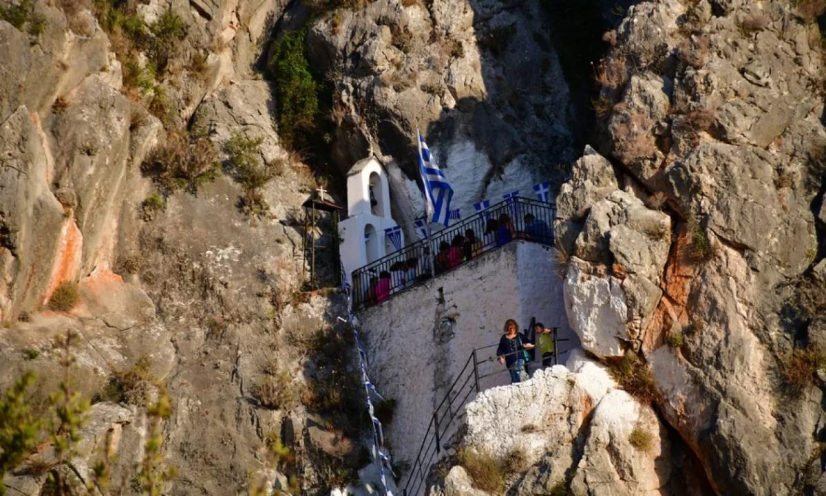 Η Παναγία των Βράχων ένα εκκλησάκι στο Ναύπλιο κρέμεται στα βράχια