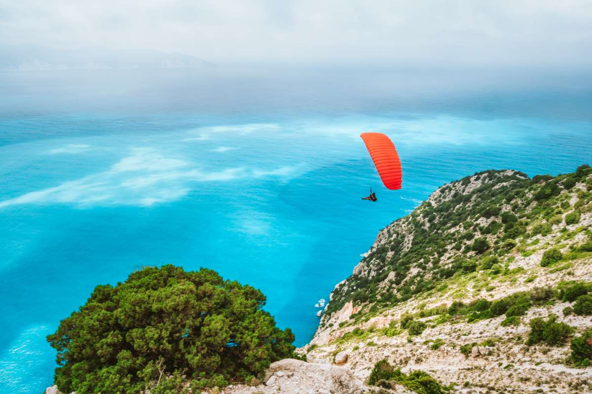 Αλεξίπτωτο πλαγιάς πάνω από τον Μύρτο