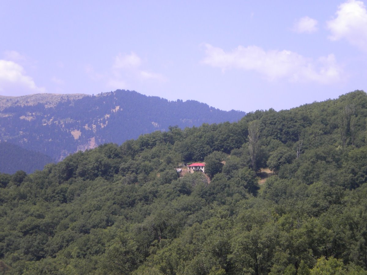 Πετράλωνα Ευρυτανίας καταπράσινο χωριό