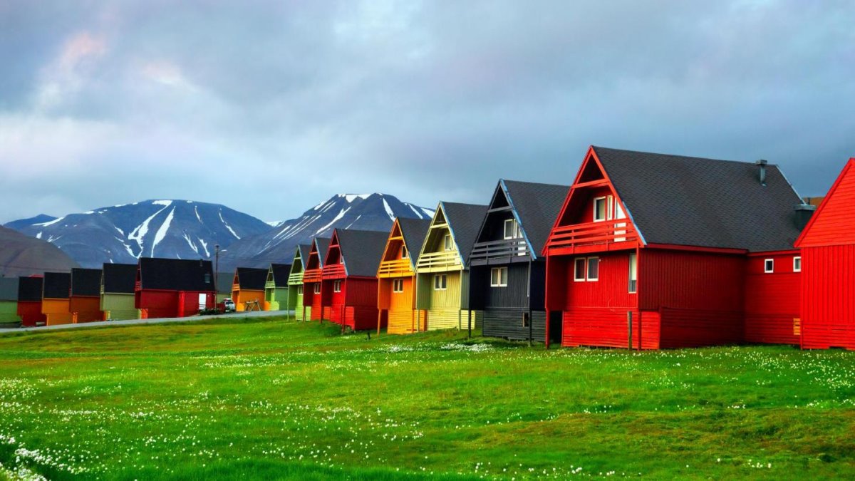 Longyearbyen πόλη πολύχρωμη