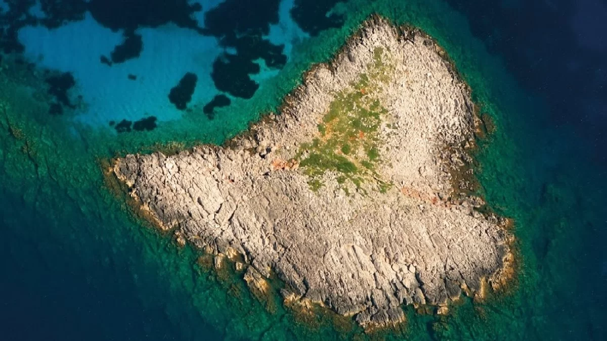 Σαπιέντζα νησί Μεσσηνίας σε σχήμα καρδιάς