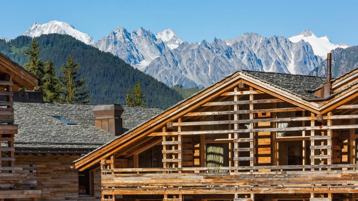 Θέα στα βουνά από το Werbier καλύτερο ski hotel Ελβετία