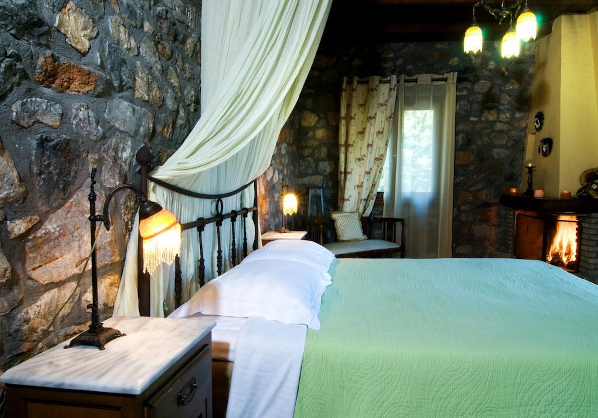 Guest House Alexiou ορεινή κορινθία δεντρόσπιτο δωμάτιο με πέτρα