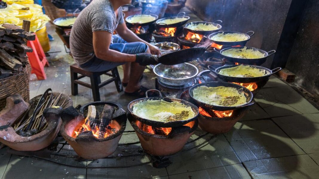 Banh xeo-Vietnamese traditional street food 5 φαγητά στον κόσμο - τουριστική ατραξιόν
