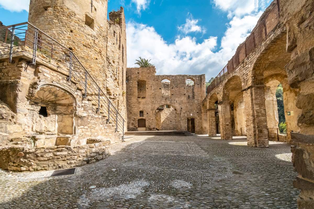 Dolceacqua μεσαιωνικό χωριό, δυτική Λιγουρία, Ιταλία, κάστρο