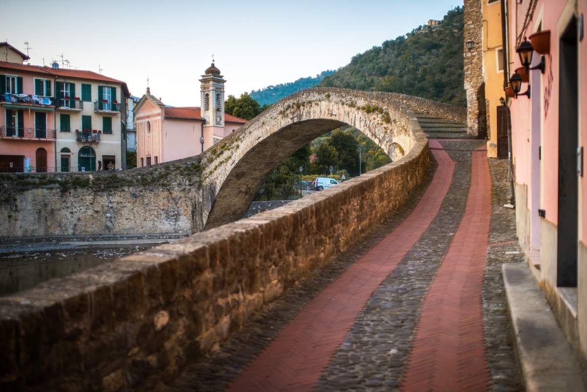 Dolceacqua μεσαιωνικό χωριό, δυτική Λιγουρία, Ιταλία, γέφυρα