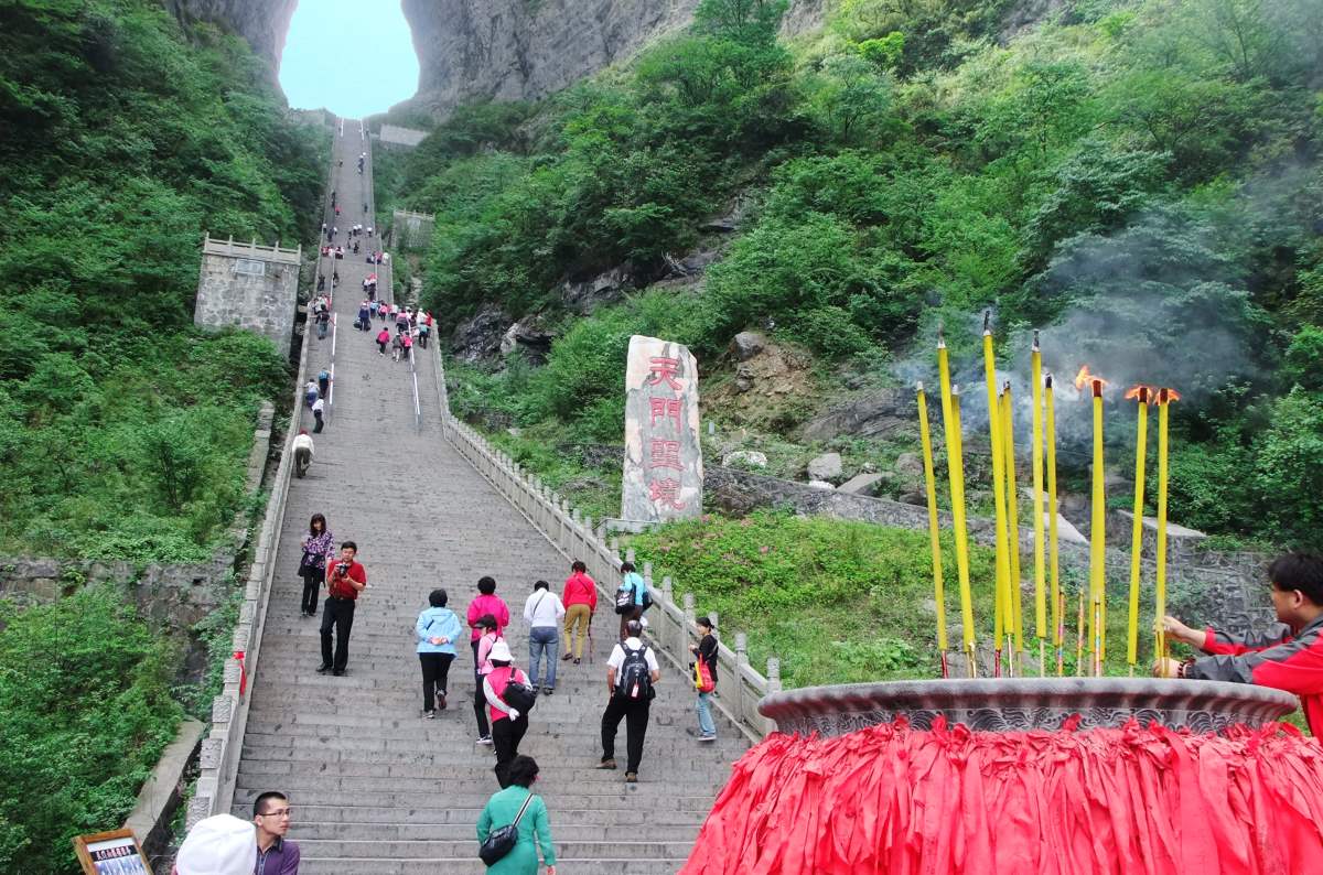 Tianmen Mountain, Κίνα, κόσμος ανεβαίνει την σκάλα