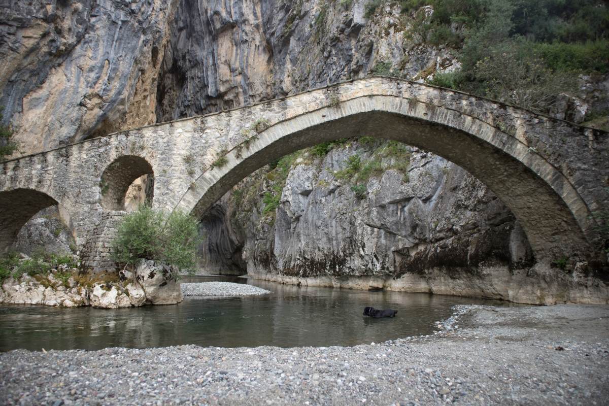 Η πέτρινη γέφυρα στην Πορτίτσα Γρεβενών, στο σημείο της εισόδου του υπέροχου φαραγγιού