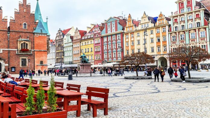 Η πολύχρωμη αυτή πόλη της Πολωνίας μοιάζει σαν να έχει ξεπηδήσει από σελίδες παραμυθιού…