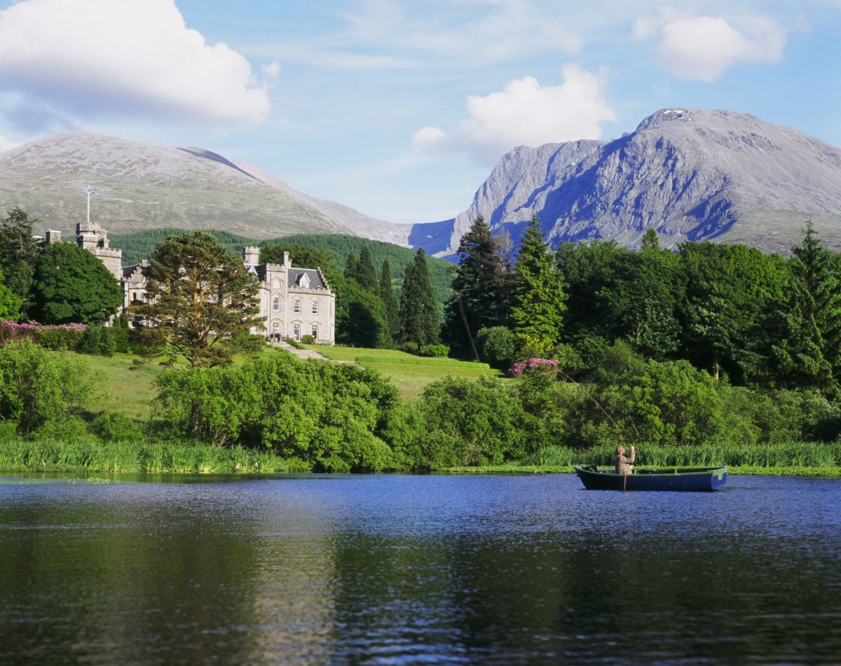 Η λίμνη μπροστά από το Inverlochy Castle