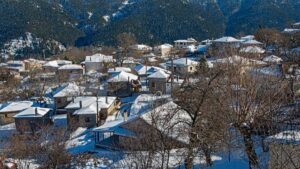 Ευρυτανία: Χειμερινή εκδρομή σε 10+1 από τα ομορφότερα χιονισμένα χωριά της