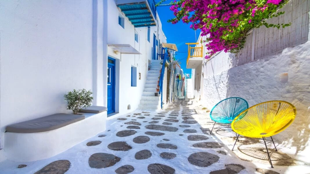 mykonos-sokaki Τα 15 ελληνικά νησιά που προτείνει η telegraph