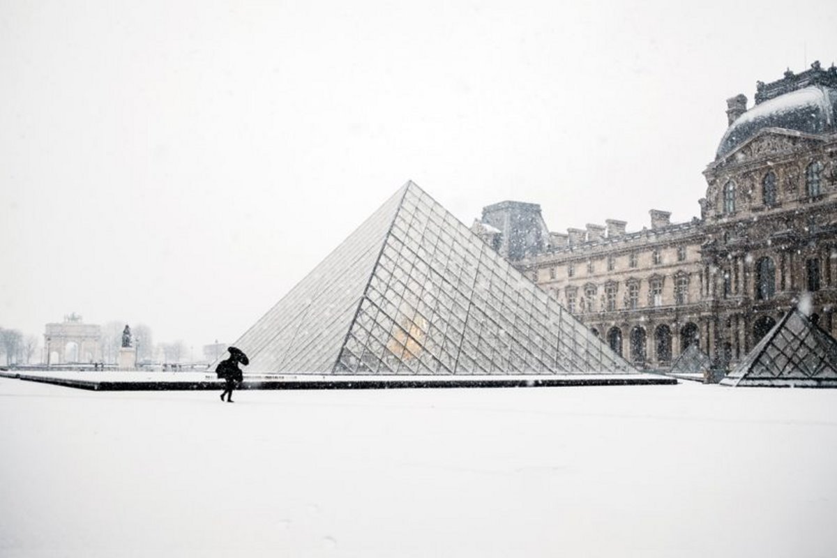 Louvre Pyramid με χιόνια