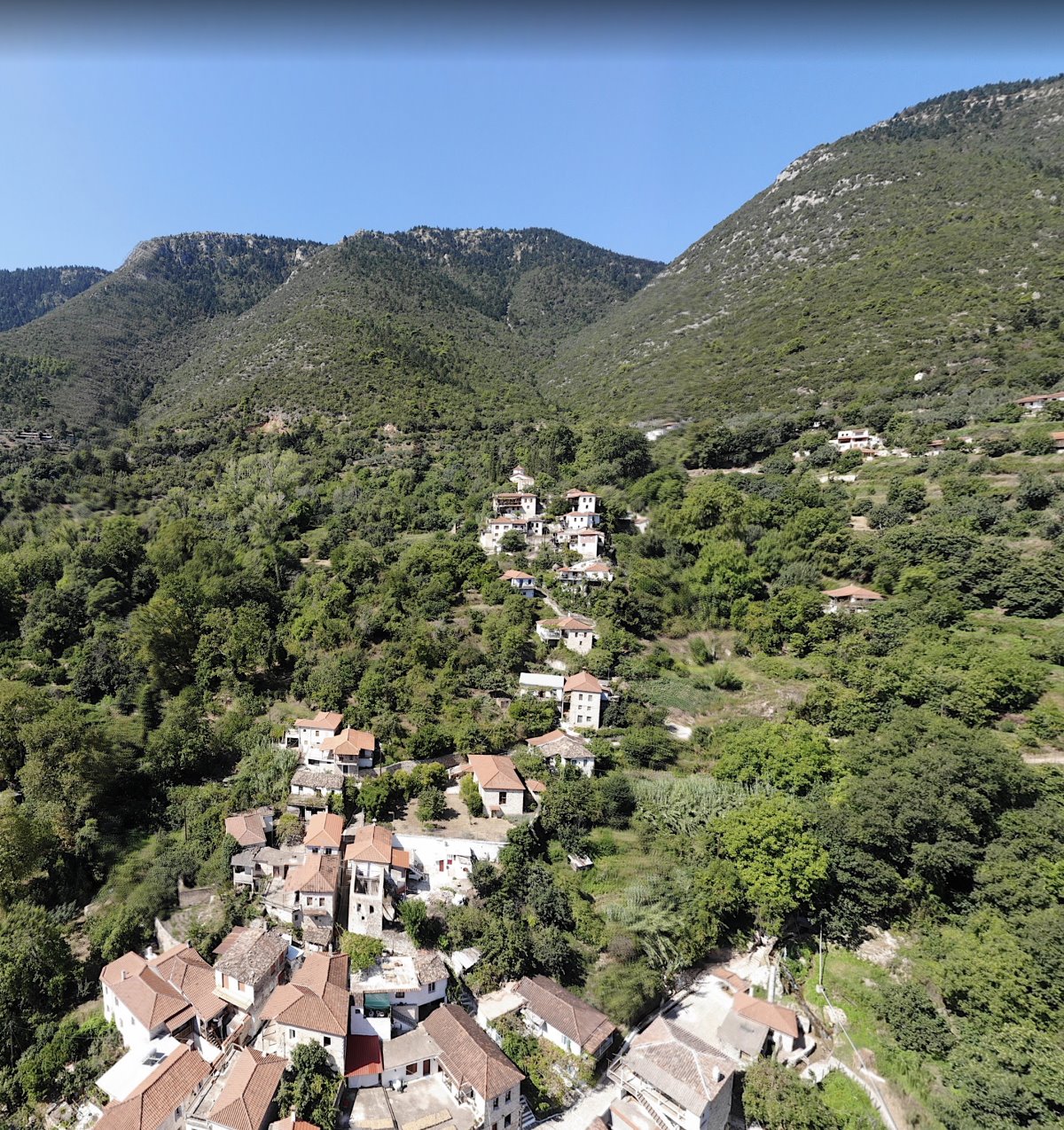 Πλάτανος μαγικό χωριό μέσα σε πηγές και καταρράκτες