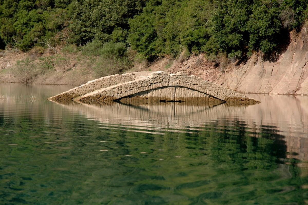 Πέτρινο γεφύρι Καρπενήσι που εξαφανίζεται