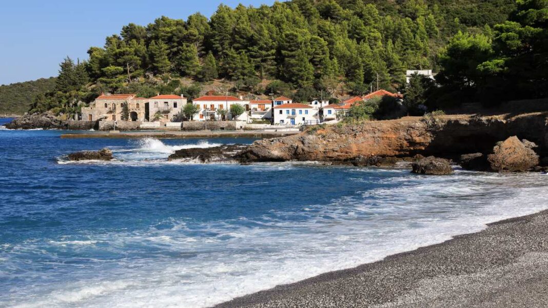 kyparissi-lakonia-exwteriki Κυπαρίσσι Λακωνίας, το χωριό που θυμίζει νησί