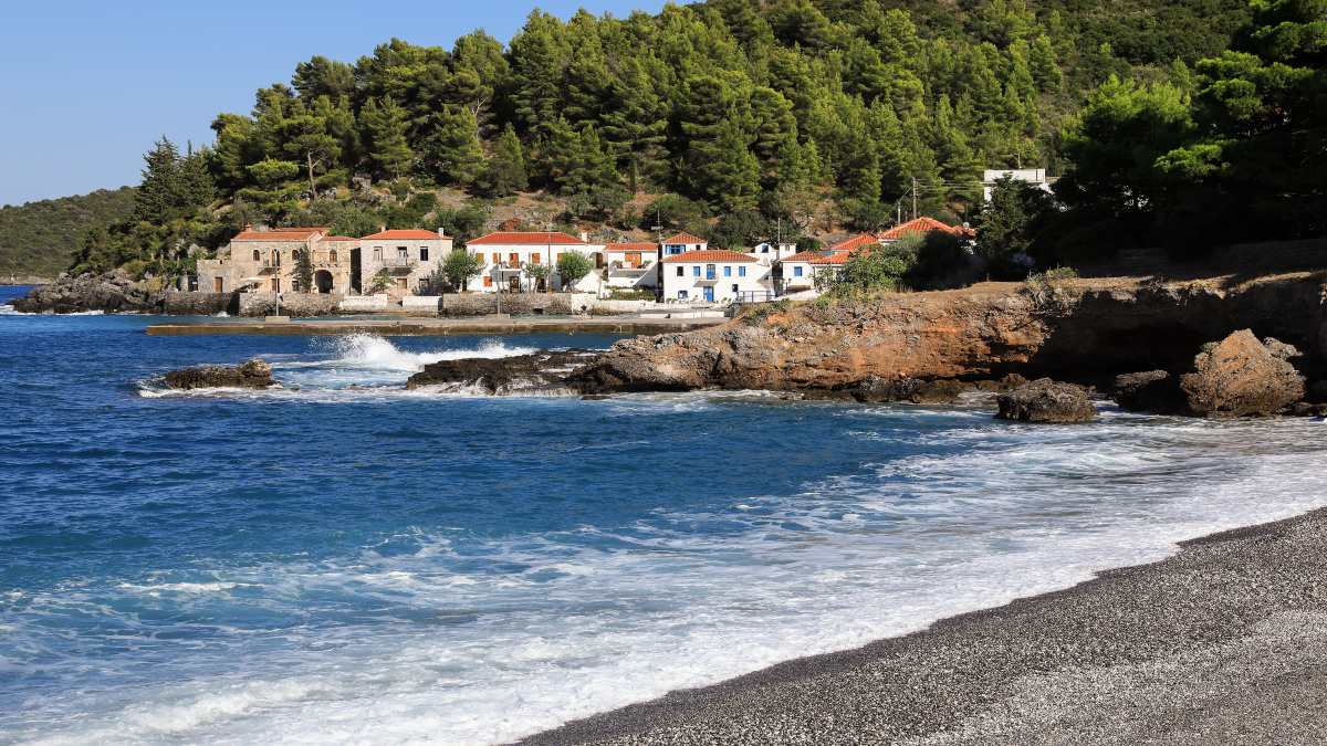 Κυπαρίσσι Λακωνίας, το χωριό που θυμίζει νησί