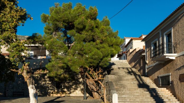 Το υπέροχο χωριό του Παρνασσού που είναι «φωλιασμένο» στους πρόποδες του – Δείτε τις εντυπωσιακές φωτογραφίες