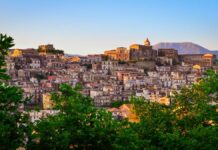 Castiglione di Sicilia , το χωριό της Σικελίας που πουλιούνται σπίτια με 1 ευρώ