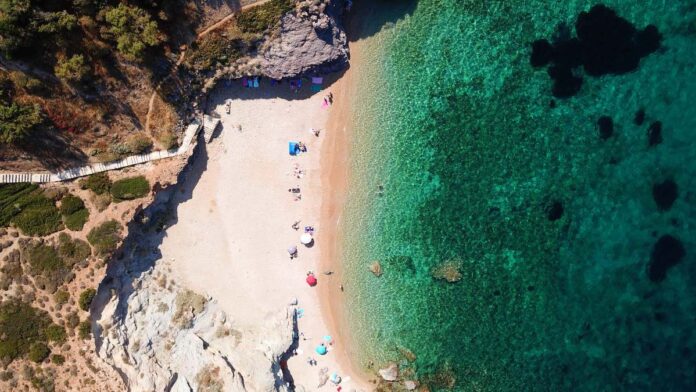 Τρεις αμμώδεις παραλίες της Αττικής με καθαρά νερά για τις πρώτες βουτιές